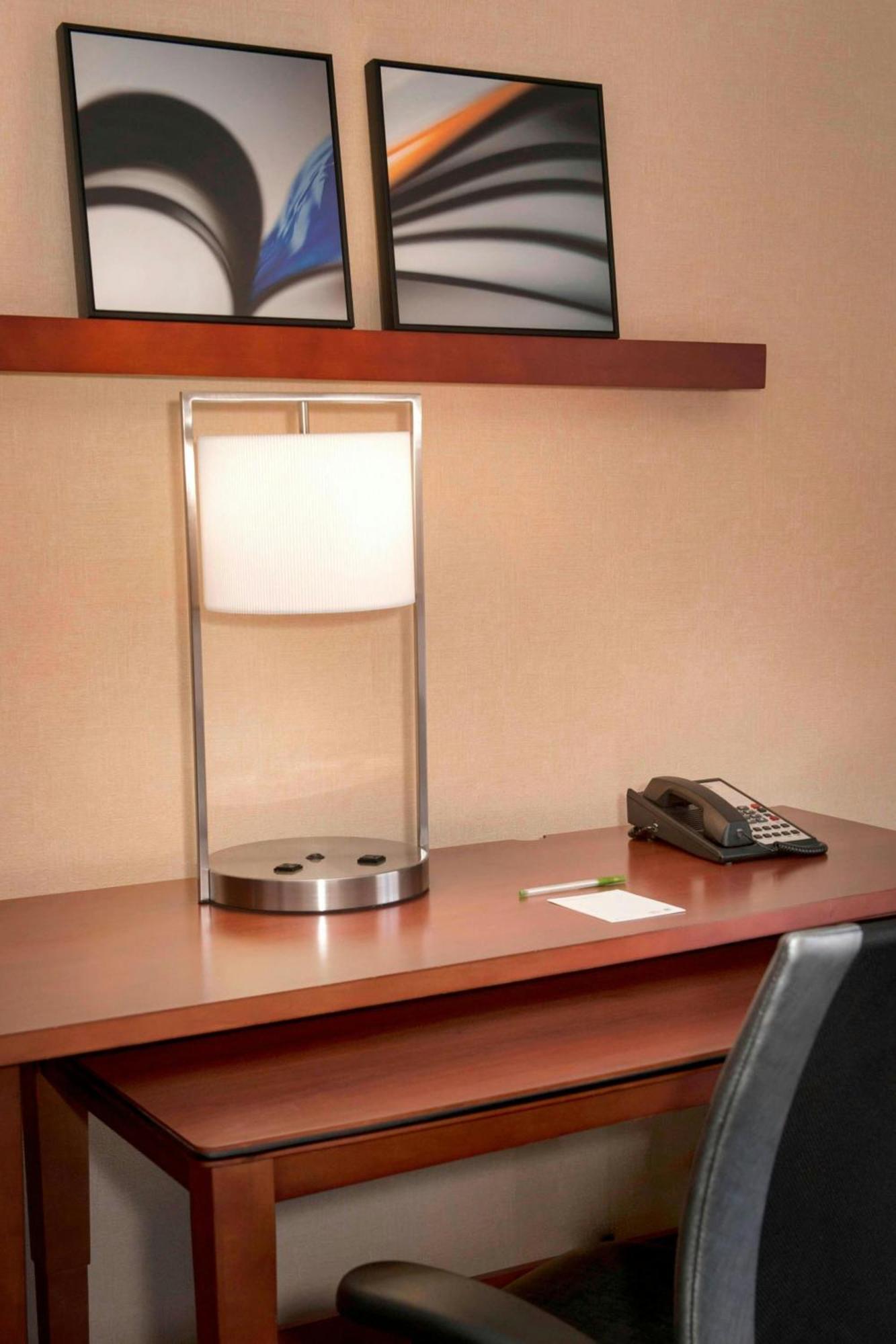 Готель Courtyard By Marriott Hartford Windsor Airport Екстер'єр фото