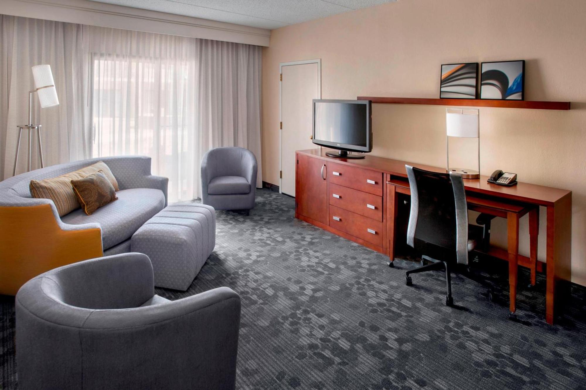 Готель Courtyard By Marriott Hartford Windsor Airport Екстер'єр фото